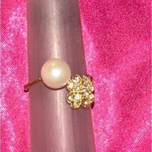 Elegant Gold and Pearl Ring